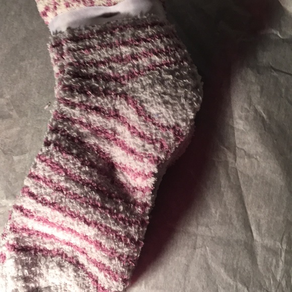 4 pair of AEROSOLES slipper socks - Picture 3 of 3